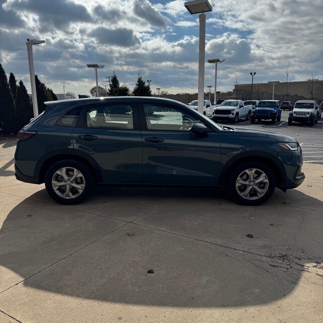 2025 Honda HR-V LX photo 2