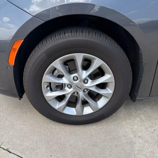 2023 Chrysler Pacifica Touring L - Photo 9