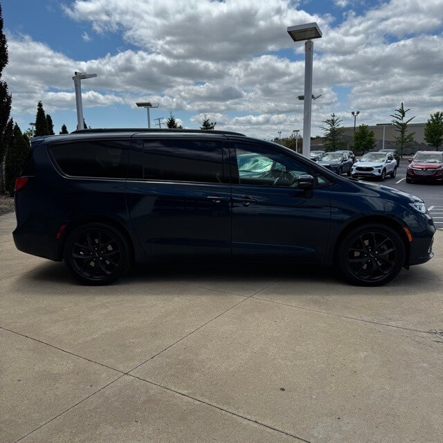 2022 Chrysler Pacifica Touring L photo 2