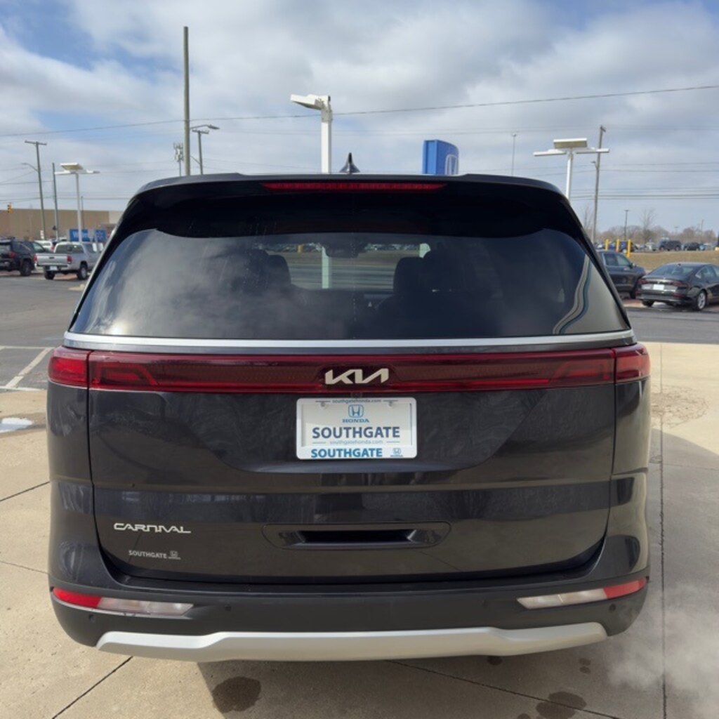 Used 2024 Kia Carnival LX Minivan/Van