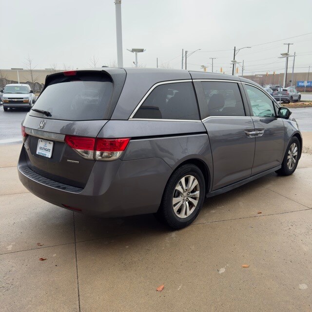2016 Honda Odyssey SE photo 3