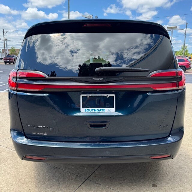 2022 Chrysler Pacifica Touring L photo 4