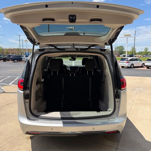 2024 Chrysler Pacifica Touring L - Photo 13