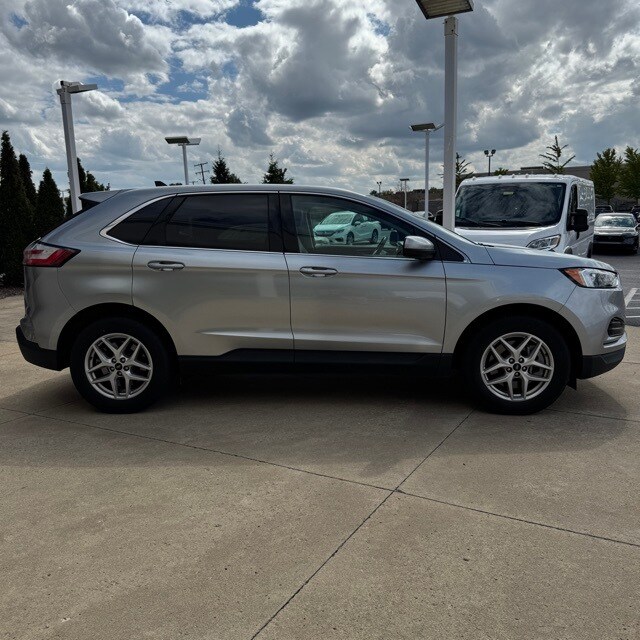 2024 Ford Edge SEL photo 2