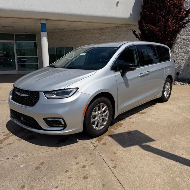 2024 Chrysler Pacifica Touring L's photo
