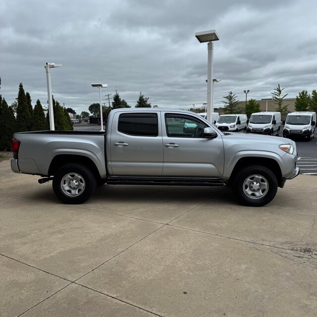2022 Toyota Tacoma SR photo 2