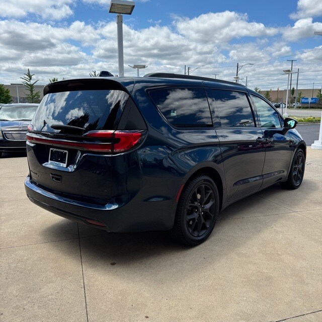 2022 Chrysler Pacifica Touring L photo 3