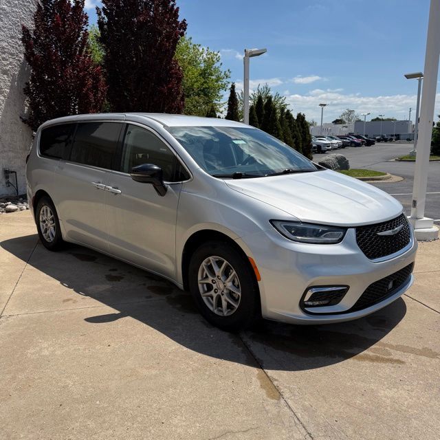 2024 Chrysler Pacifica Touring L - Photo 7