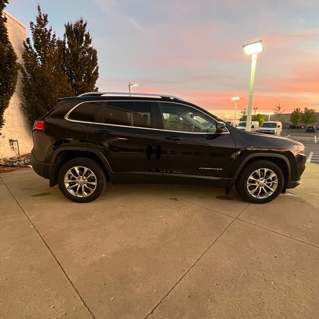 2021 Jeep Cherokee Latitude Lux photo 2