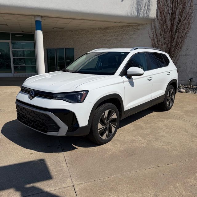 2025 Volkswagen Taos 1.5T SE 4Motion's photo