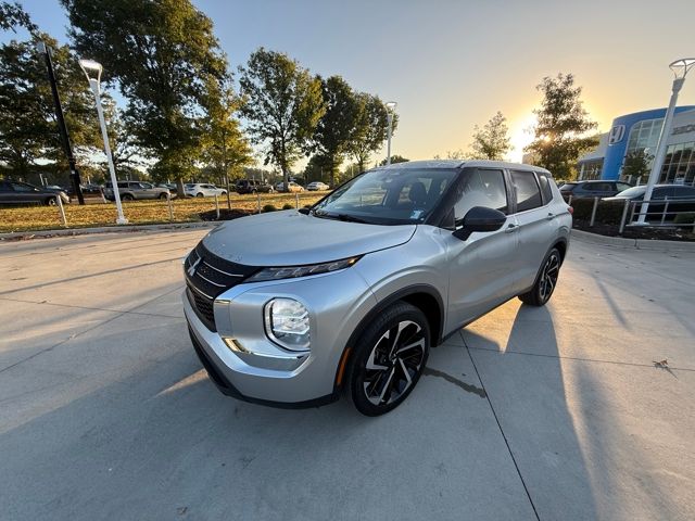 2022 Mitsubishi Outlander ES photo 2