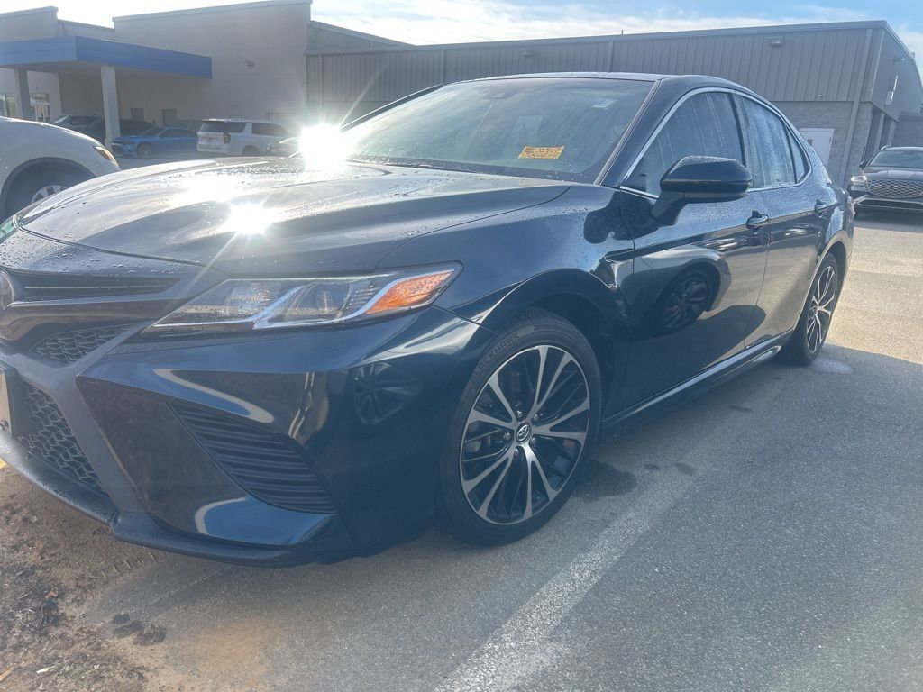 2019 Toyota Camry SE's photo