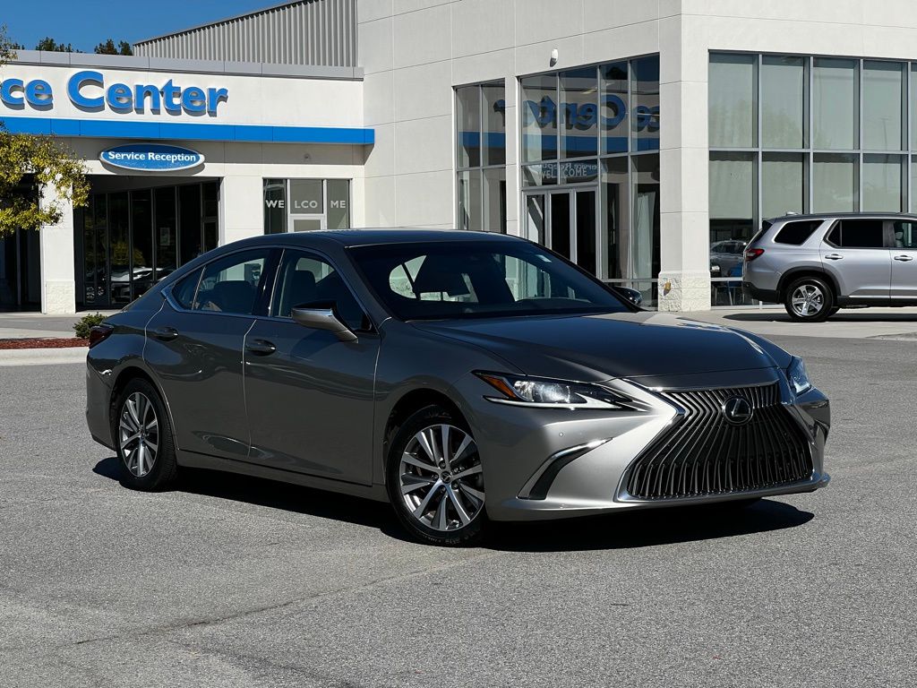 2021 Lexus ES 350's photo