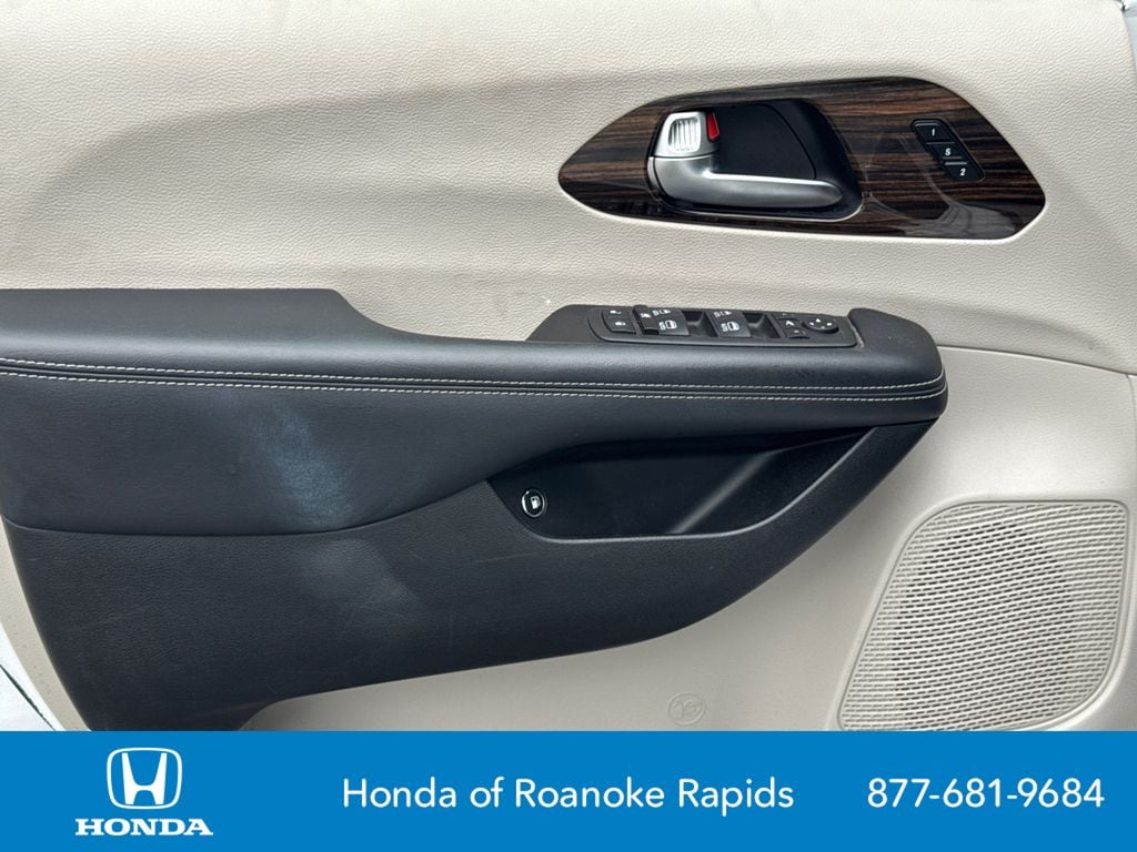 2023 Chrysler Pacifica Hybrid Limited - Photo 10
