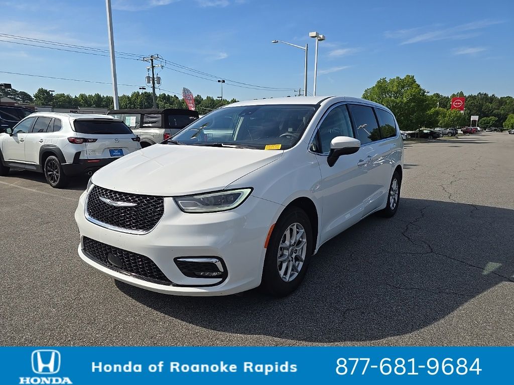 2023 Chrysler Pacifica Touring L's photo
