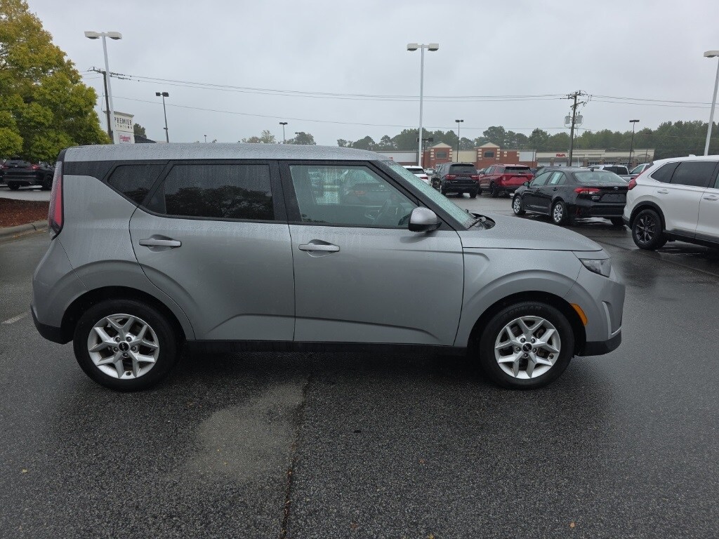 2023 Kia Soul LX photo 3