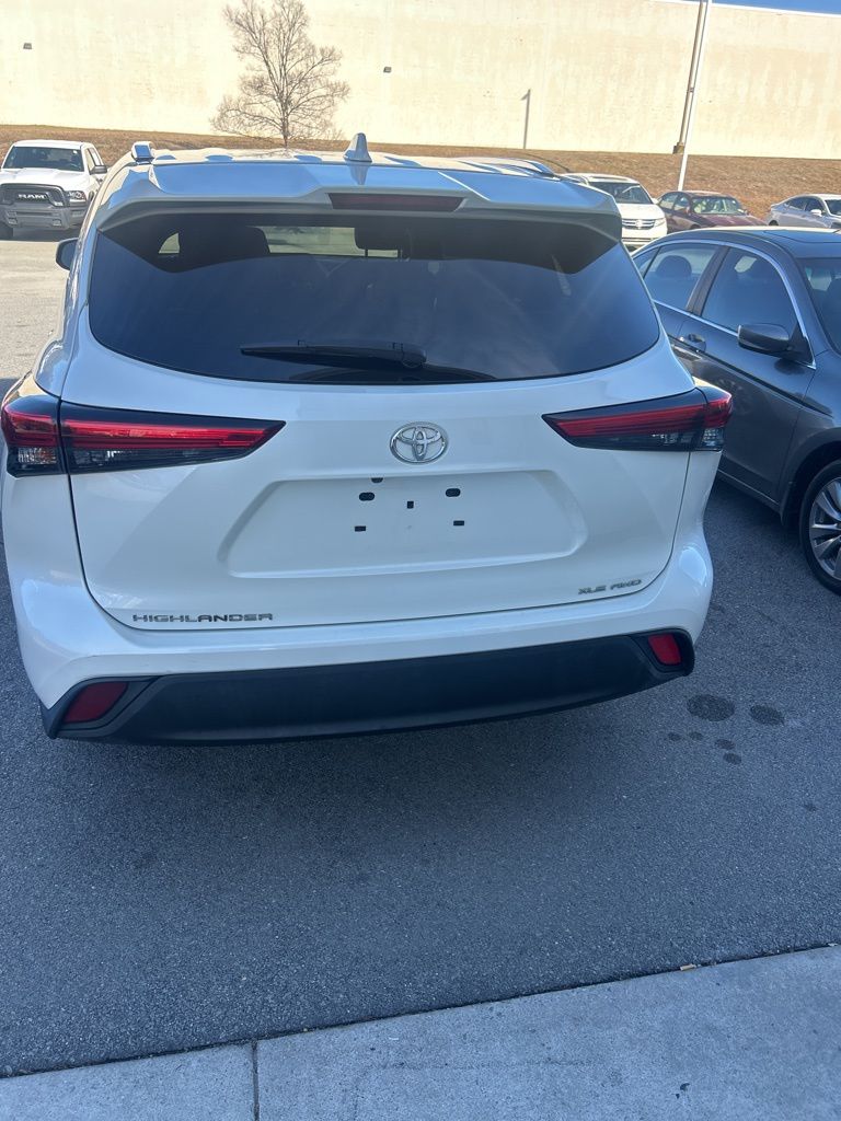 2021 Toyota Highlander XLE photo 3