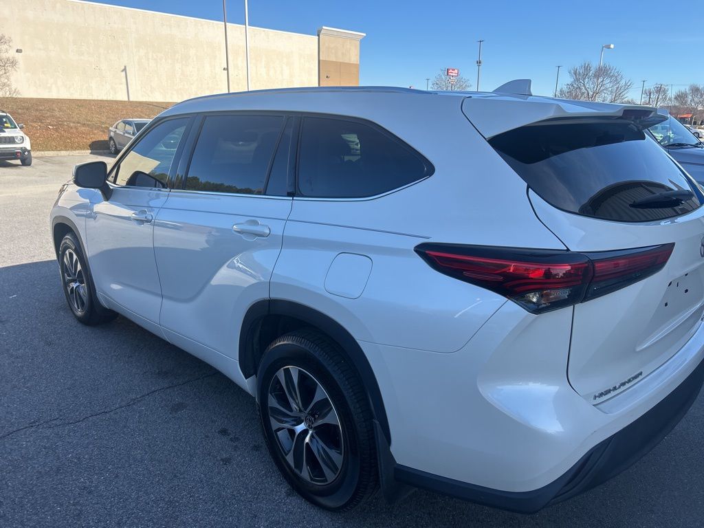 2021 Toyota Highlander XLE photo 2