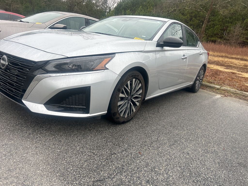 Used 2024 Nissan Altima 2.5 SV Sedan