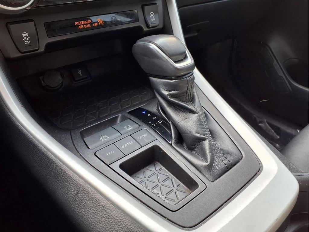 2021 Toyota RAV4 XLE Premium - Photo 17