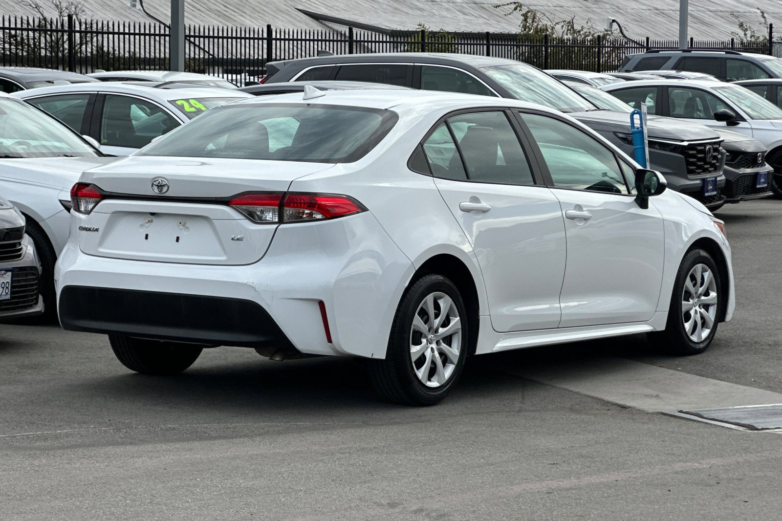 2023 Toyota Corolla LE photo 3