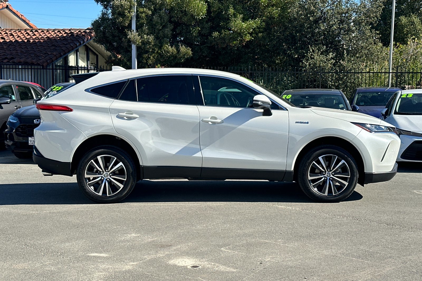 2021 Toyota Venza LE photo 2