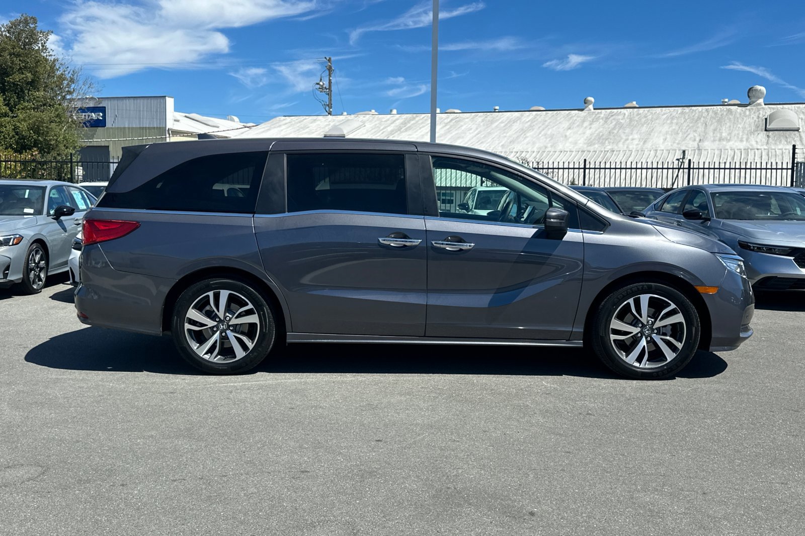 2023 Honda Odyssey Touring photo 2