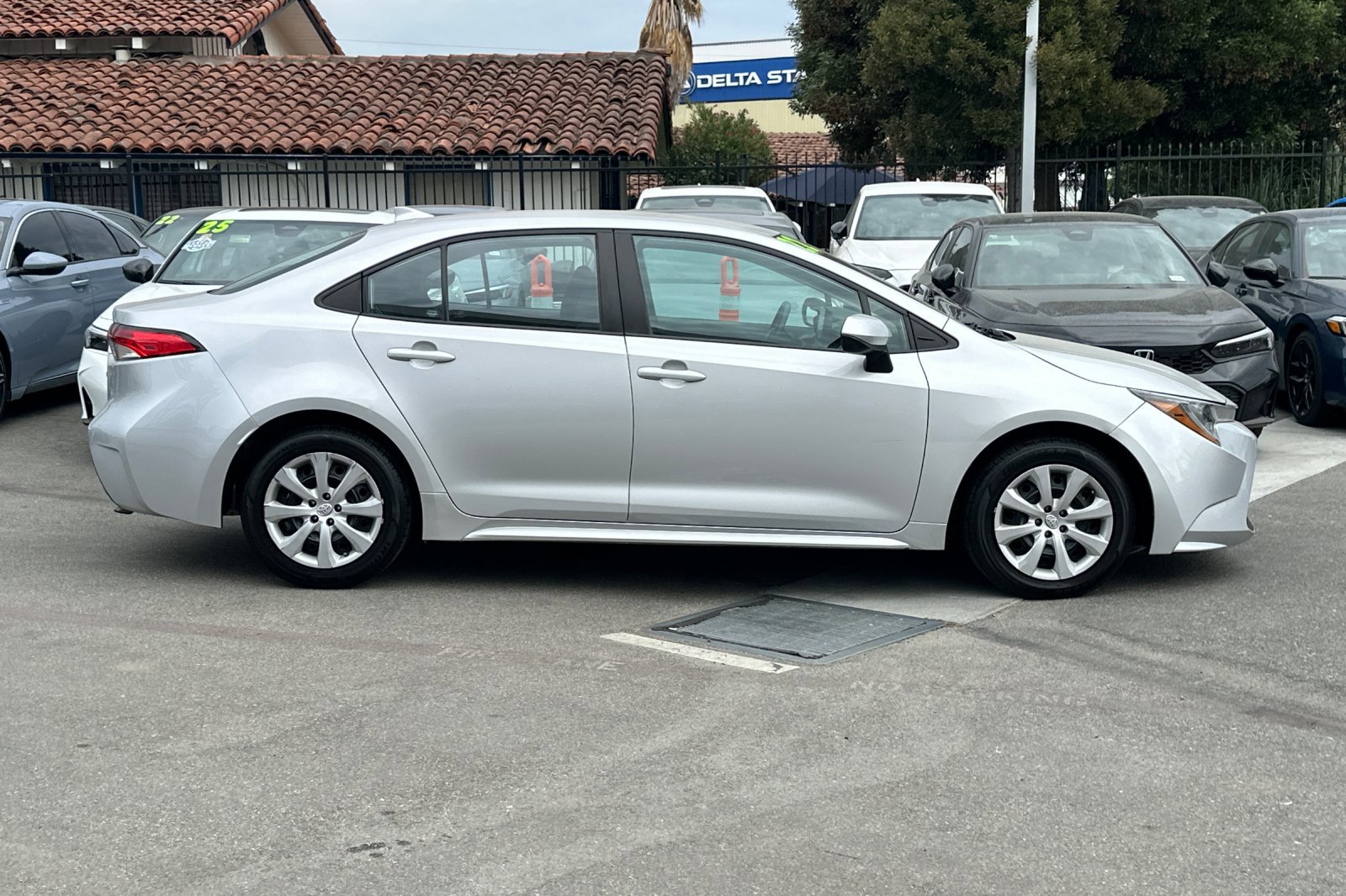 2022 Toyota Corolla LE photo 2