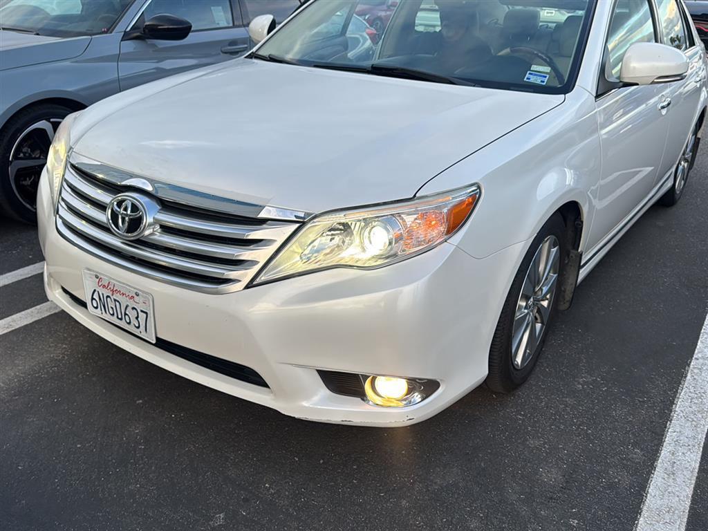 2011 Toyota Avalon Limited's photo