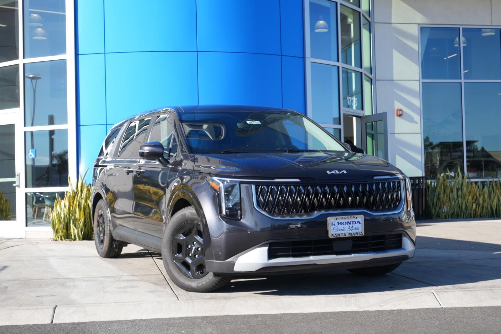 2025 Kia Carnival LX's photo