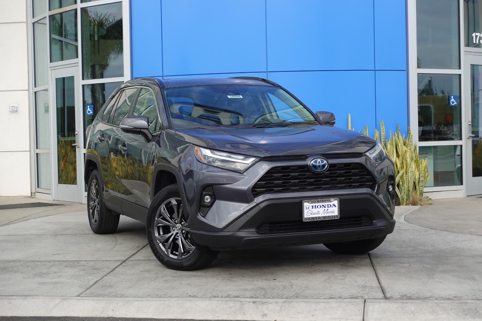 2023 Toyota RAV4 XLE Premium's photo