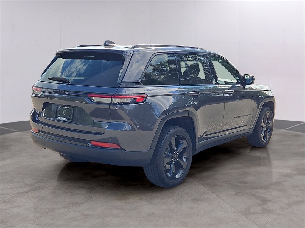 2023 Jeep Grand Cherokee Laredo photo 4