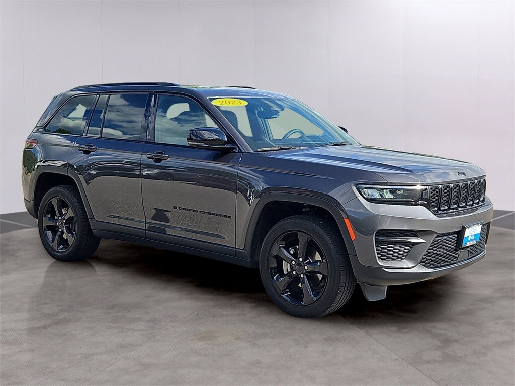 2023 Jeep Grand Cherokee Laredo photo 3