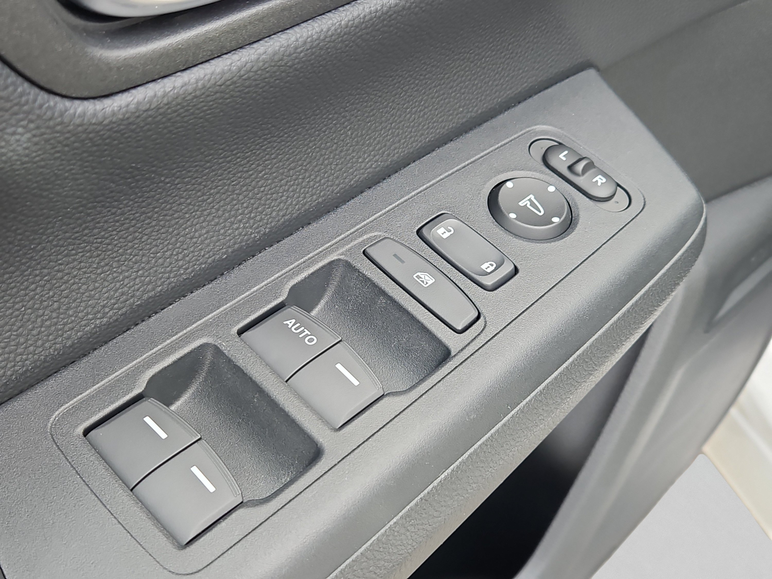 2025 Honda CR-V LX - Photo 14