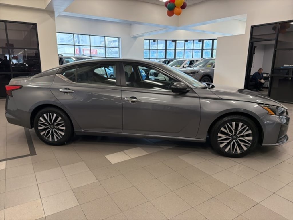 Used 2024 Nissan Altima 2.5 SV Sedan