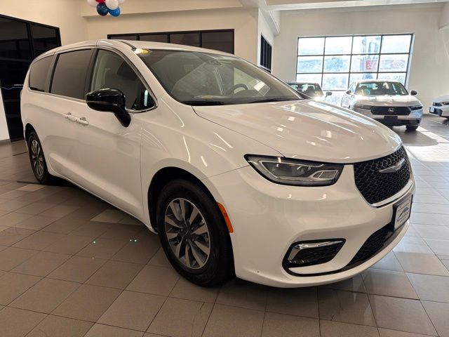 2024 Chrysler Pacifica Hybrid Select PHEV's photo