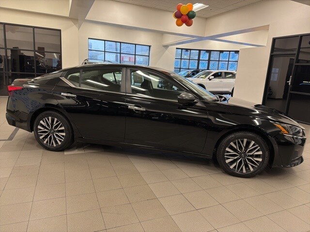 2024 Nissan Altima 2.5 SV photo 2