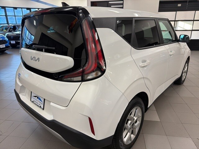 2024 Kia Soul LX photo 3