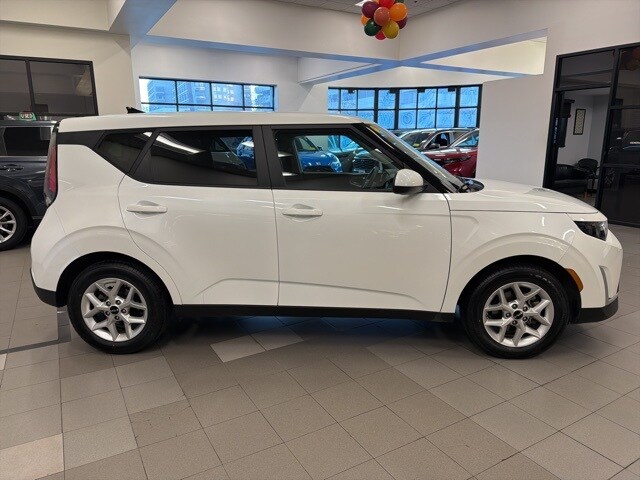 2024 Kia Soul LX photo 2