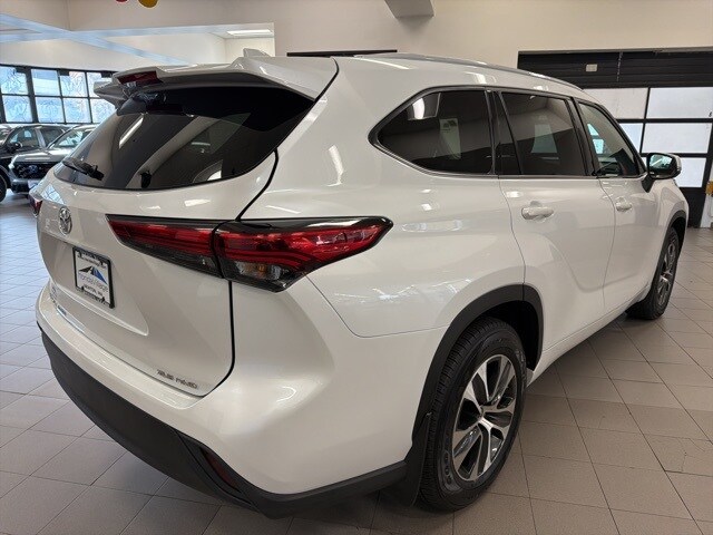 2022 Toyota Highlander XLE photo 3