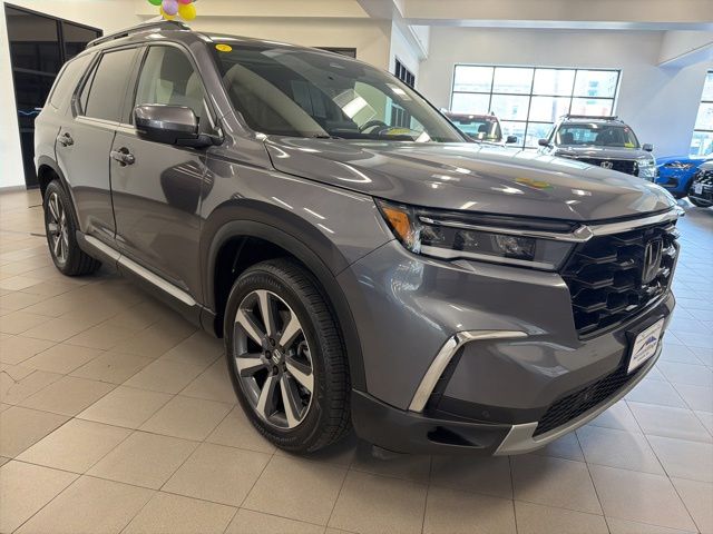 2023 Honda Pilot Touring AWD's photo