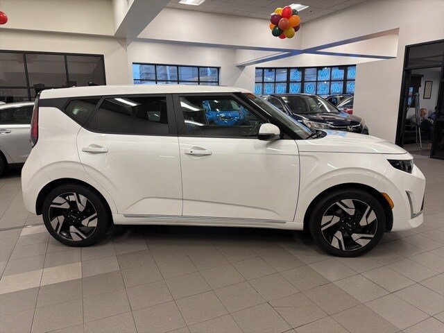 2023 Kia Soul GT-Line photo 2