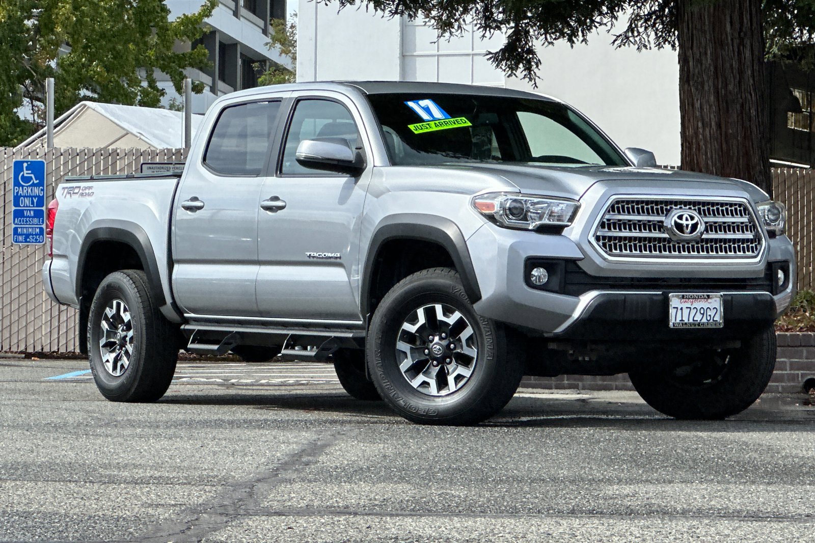 2017 Toyota Tacoma TRD V6 photo 2