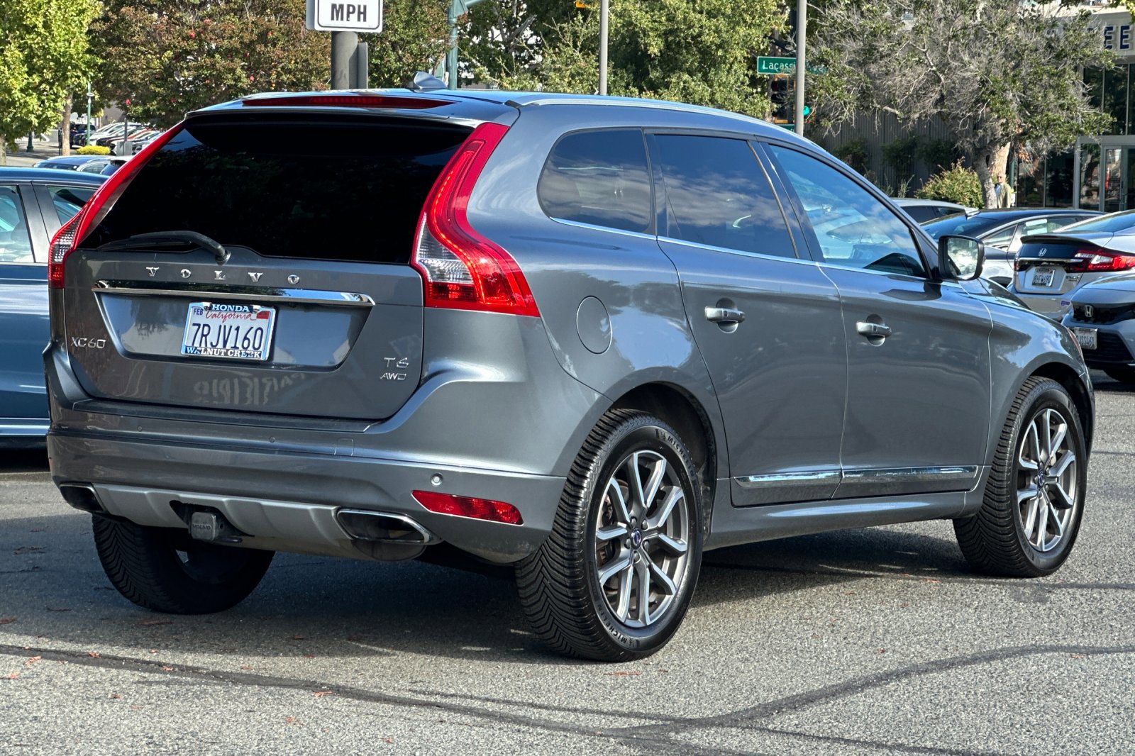 2016 Volvo XC60 T6 Drive-E photo 2