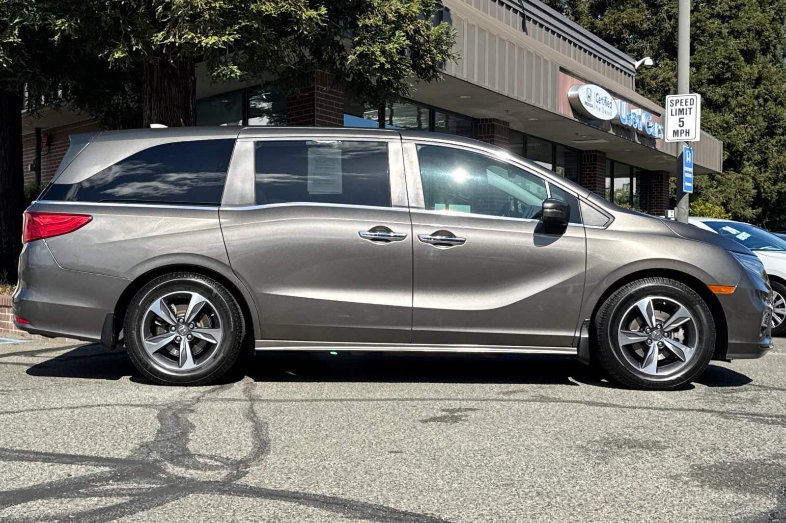 2018 Honda Odyssey Touring photo 2