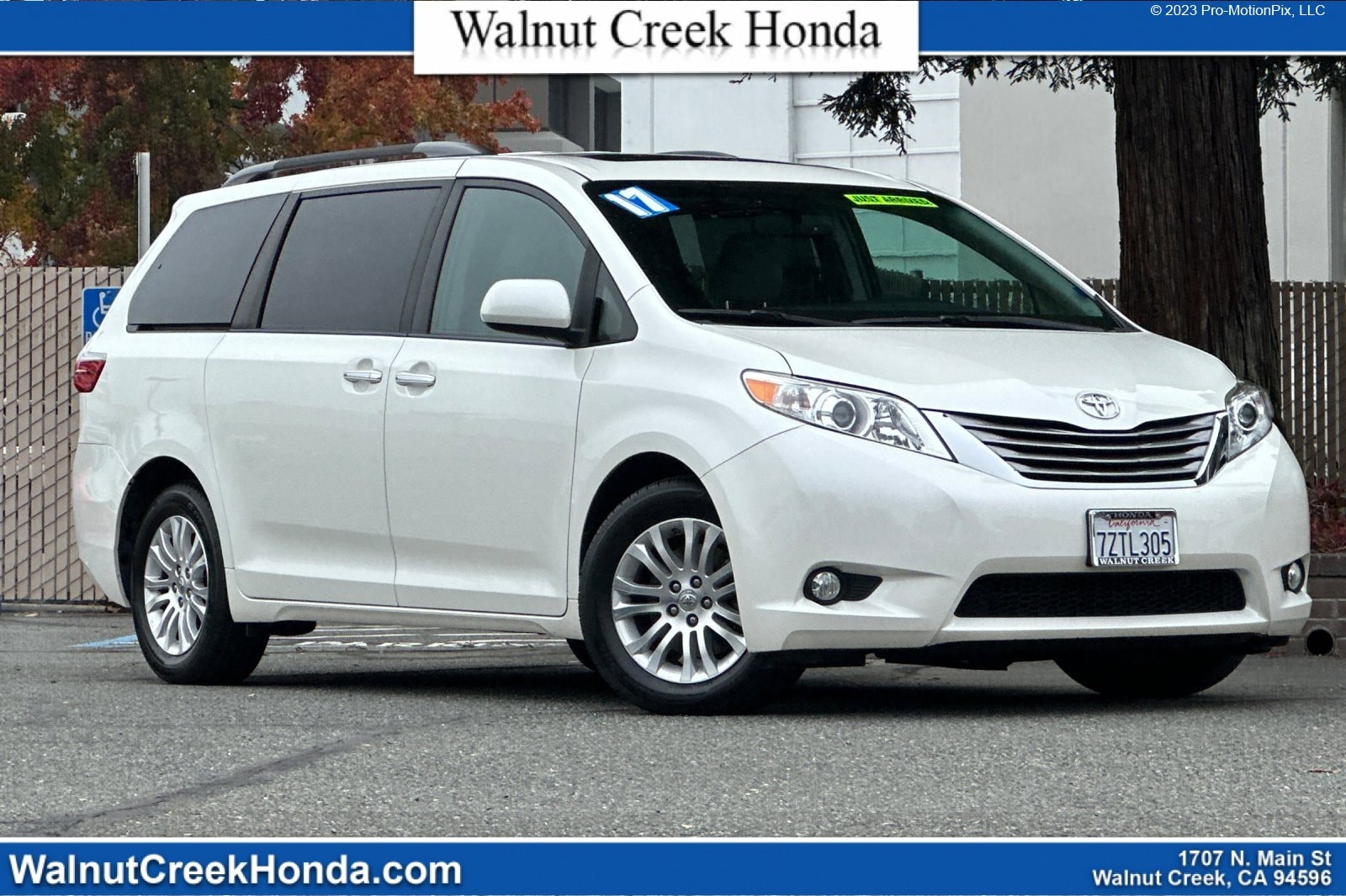 2017 Toyota Sienna XLE's photo