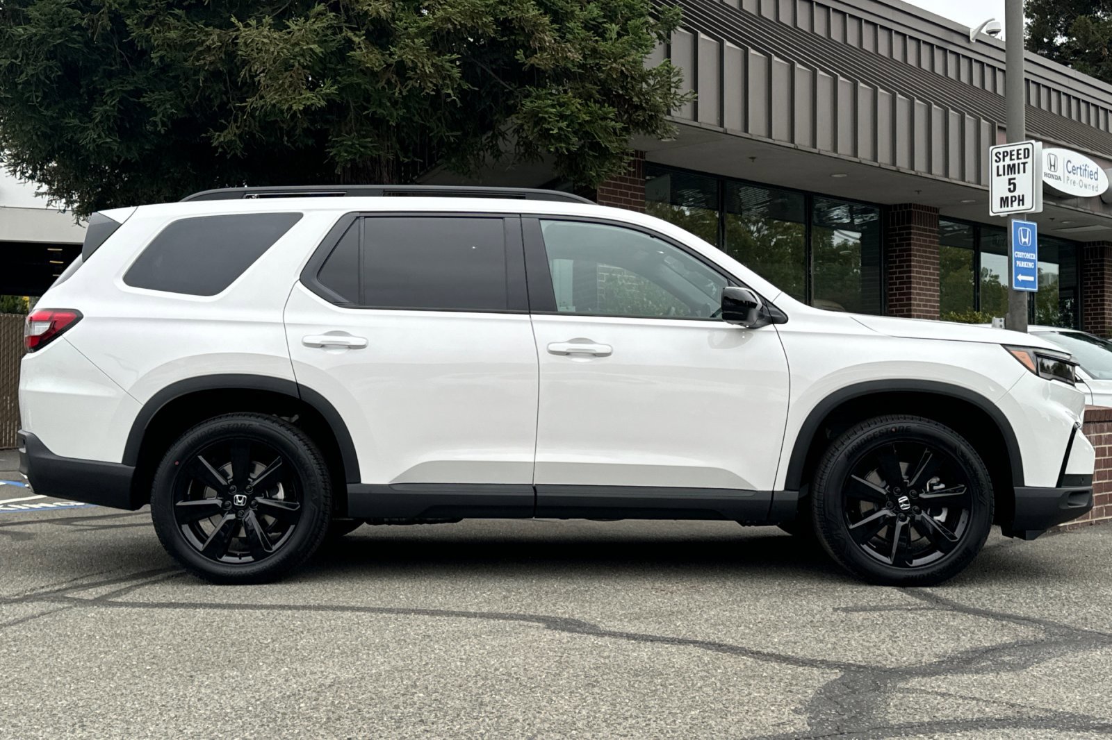 2025 Honda Pilot Black Edition photo 3