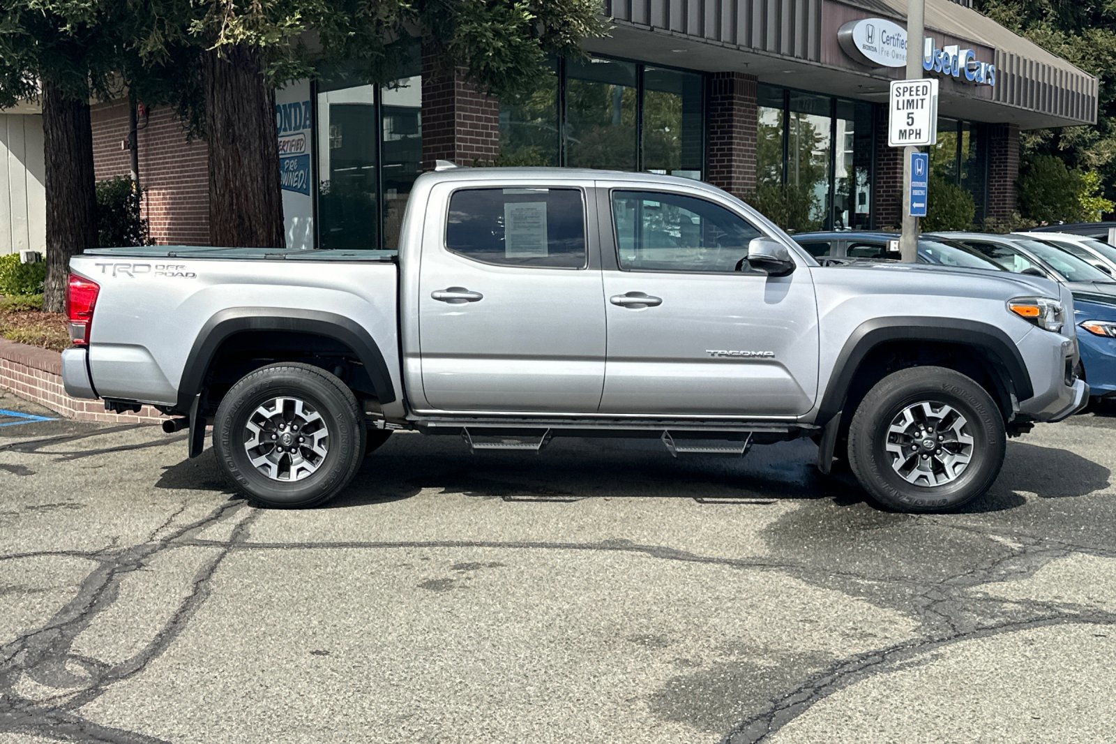 2017 Toyota Tacoma TRD V6 photo 3