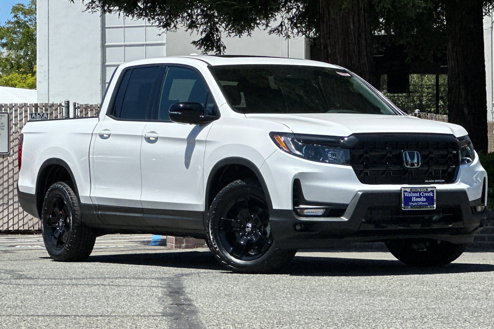 2025 Honda Ridgeline Black Edition photo 2