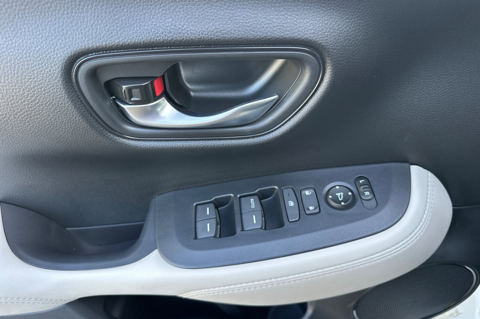 2026 Honda HR-V LX - Photo 8